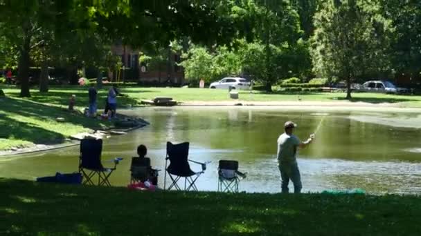 Wędkarstwo Miejskie Schiller Park Columbus Ohio — Wideo stockowe