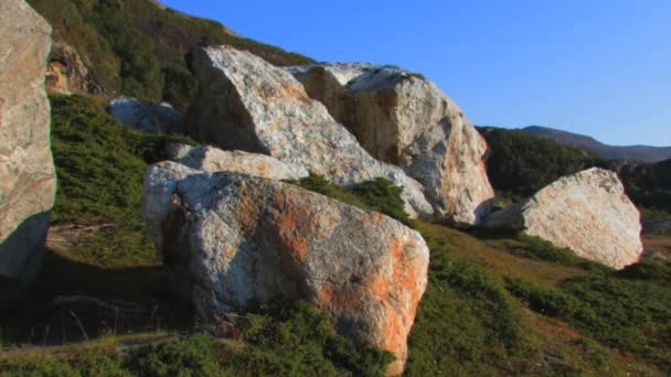 Πέτρες Μια Καταπράσινη Πλαγιά Rolling Λόφους Και Ένα Φωτεινό Γαλάζιο — Αρχείο Βίντεο