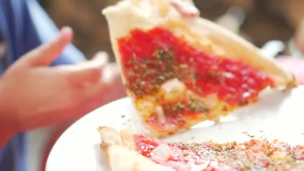 Talyan Pizzası Yiyen Çocuk — Stok video