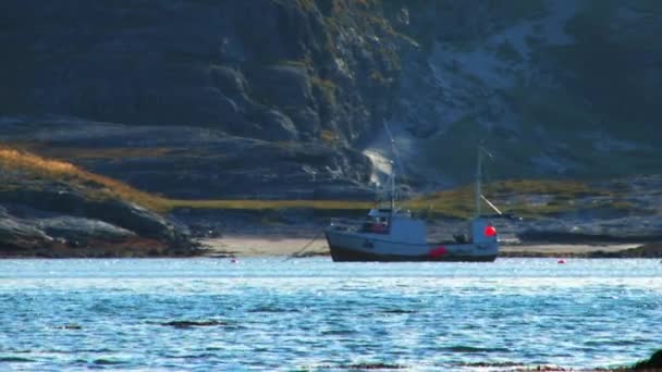 Άποψη Ενός Πλοίου Anchored Κοντά Στην Ακτή Ένα Βουνό Στο — Αρχείο Βίντεο