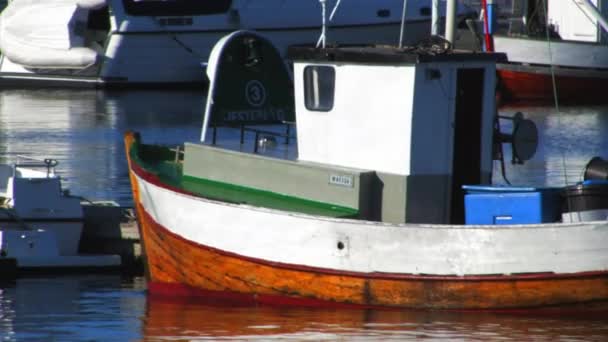 Escena Barco Siendo Llevado Puerto Por Capitán Alojado Entre Otros — Vídeo de stock