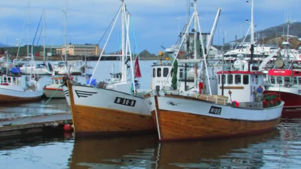 Panorámica Con Par Barcos Primer Plano Acoplado Muelle Flotante Madera — Vídeo de stock