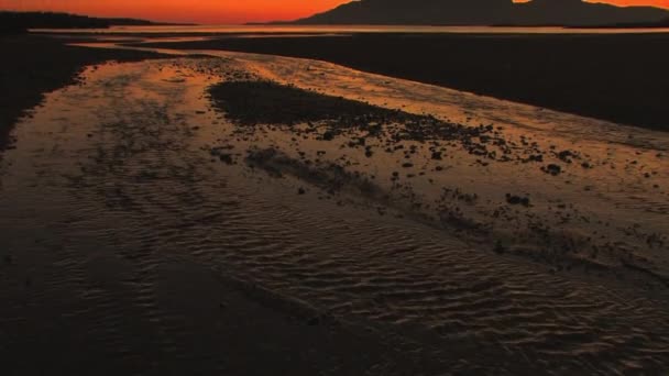 夕阳西下 一股水流流入大海 — 图库视频影像