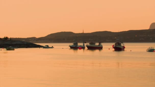 Pôr Sol Costa Com Vários Barcos Ancorados Horizonte — Vídeo de Stock