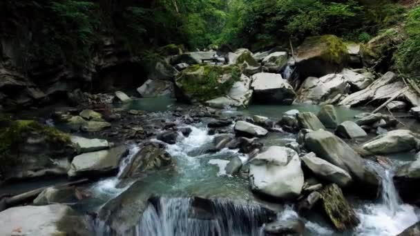 Imagens Drones Voo Entre Rochas Sobre Riacho Natureza Suíça — Vídeo de Stock