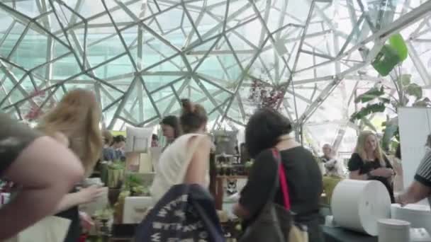 Menschen Shoppen Auf Dem Lokalen Kunst Und Kunsthandwerksmarkt Acmii Gebäude — Stockvideo
