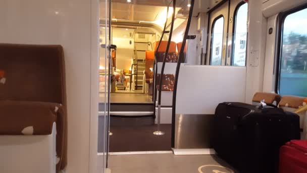 Vroege Ochtend Een Rijdende Trein Een Uitzicht Lege Stoelen Gangen — Stockvideo