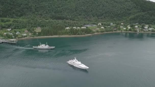 Ferry Cruising Más Allá Yate Fiordo Noruego — Vídeo de stock