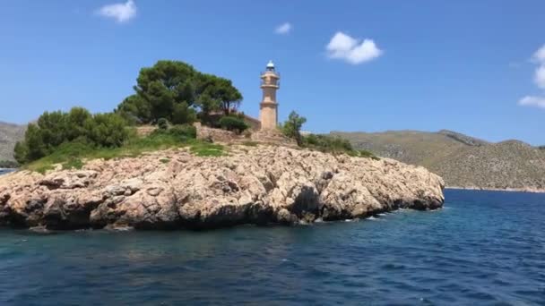 Denizde Yelken Açan Güzel Sahil Manzarası — Stok video