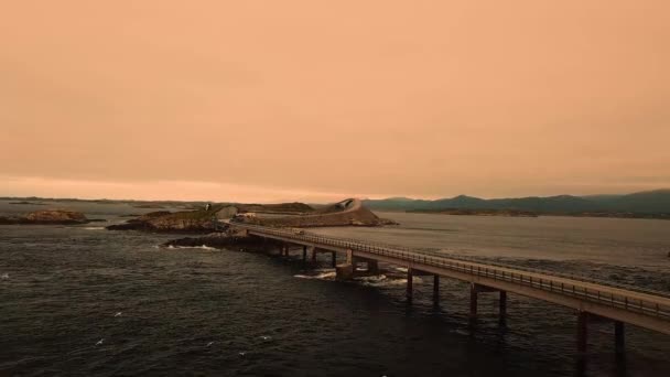 Schöne Norwegische Straße Die Über Dem Ozean Gebaut Wurde — Stockvideo