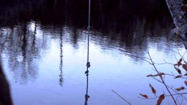 Ett Rep Svingar Över Reflekterande Vatten Ett Övergivet New England — Stockvideo