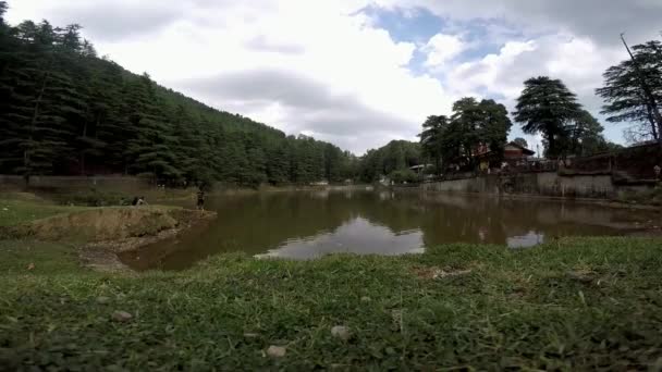 Gölün Kenarındaki Dağlarda Sakin Bir Öğleden Sonra — Stok video