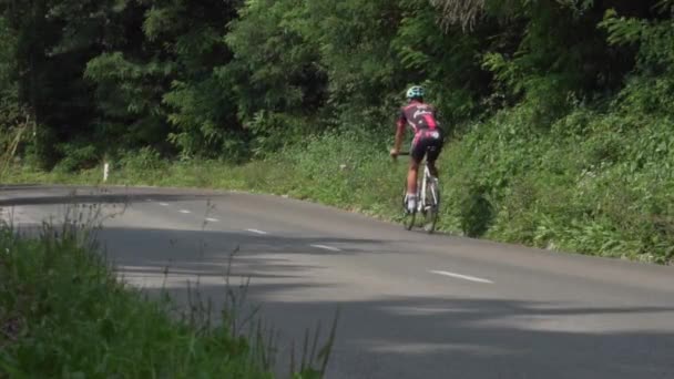 Männlicher Radfahrer Fährt Sattel Einen Hügel Hinauf — Stockvideo