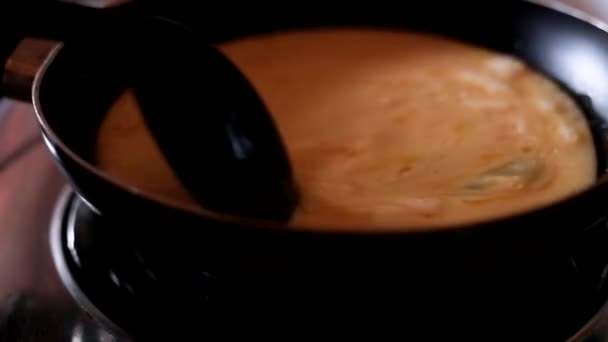 Gros Plan Sur Une Casserole Noire Avec Des Œufs Brouillés — Video