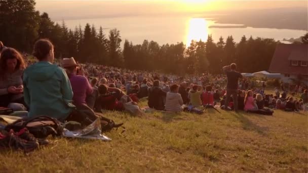 Крэйн Снял Огромную Толпу Сидящую Траве — стоковое видео
