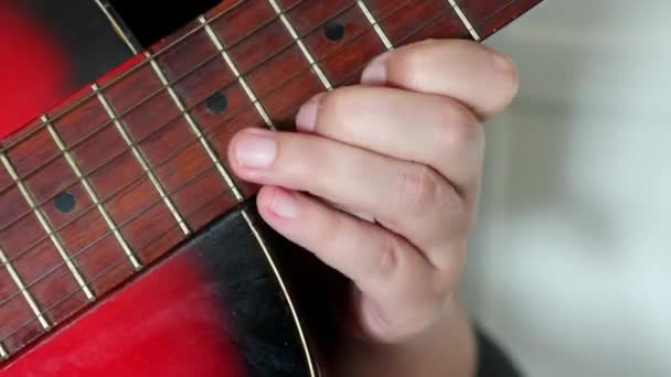 Tocando Guitarra Solista Cerca Interferir Con Una Guitarra Acústica Roja — Vídeo de stock