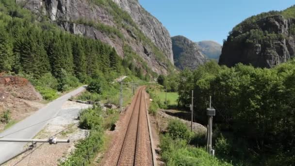 Aerial Shot Empty Railroad Valley Inglés Pasando Cerca Cables Alimentación — Vídeos de Stock