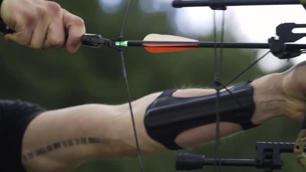 Fechamento Arqueiro Apontando Disparando Seu Arco Profissional Flecha Alvo — Vídeo de Stock