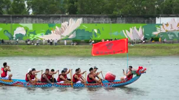 Tayvan Ejderha Botu Festivali Kürekçileri Renkli Teknede — Stok video