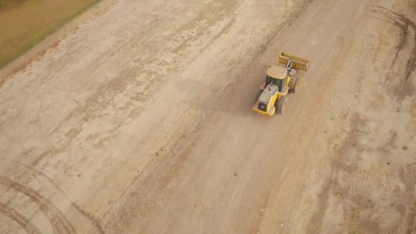 John Deere Tractor Conduciendo Por Callejón Alimentación Vista Aérea Del — Vídeo de stock