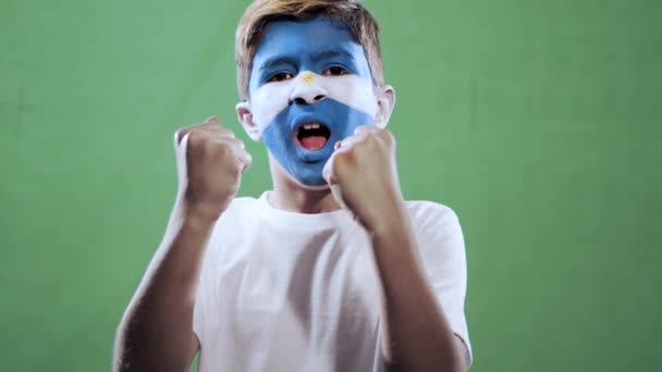Argentyński Fan Świętujący Zwycięstwo Zielonym Tle — Wideo stockowe