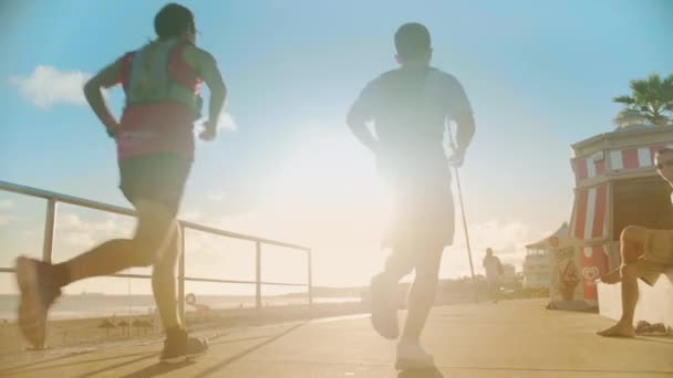 Dwóch Sportowców Biegnie Letni Dzień Mijając Lodziarnię Ola Carcavelos Plaży — Wideo stockowe