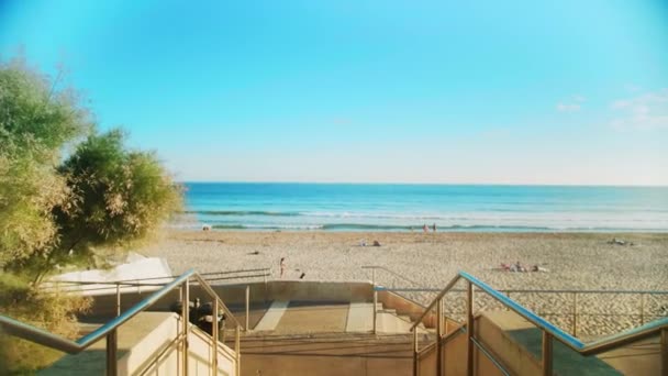 Treppen Hinunter Zum Strand Während Ein Sportler Einem Sommertag Strand — Stockvideo
