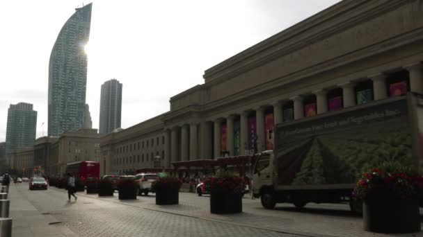 Toronto Şehir Merkezindeki Union Stasyonu Nun Önünde Bulutlu Bir Sabahta — Stok video