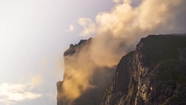 经过挪威罗浮敦群岛Ryten悬崖的云的时间 — 图库视频影像