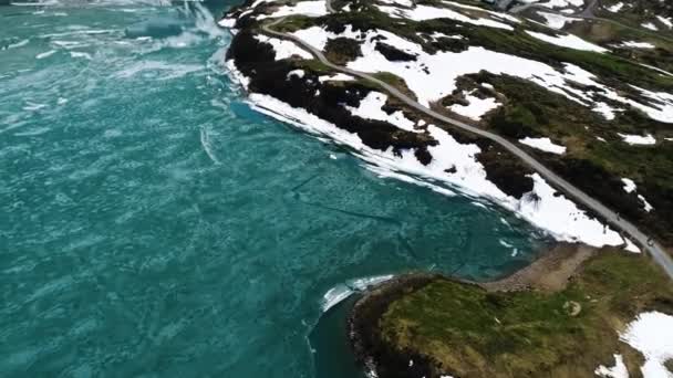 春には山の湖が融ける 凍った湖の空の景色を — ストック動画