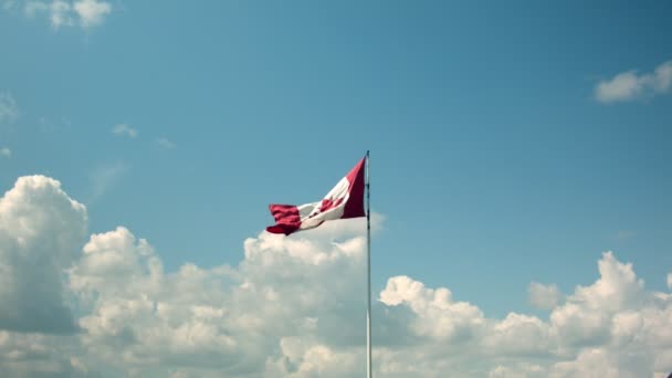 Kanada Flagga Monterad Stolpe Flaxande Brisen Sommardag — Stockvideo