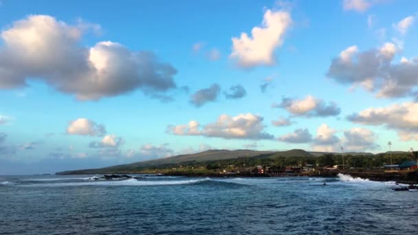 夕日には青い空に波と白いピンク色の雲がいくつかあるハンガロア湾の素晴らしい景色 — ストック動画