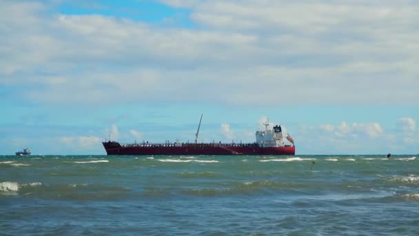 Stor Röd Tankbåt Ankrad Nära Stranden Vacker Dag Med Blå — Stockvideo