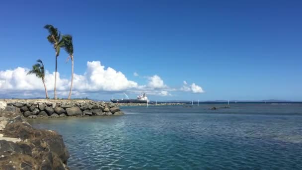 青い空と素敵な白い雲とセーリング船が湾に入った素晴らしい一日に海岸近くに停泊大きなタンカーボートでタイムラプス — ストック動画