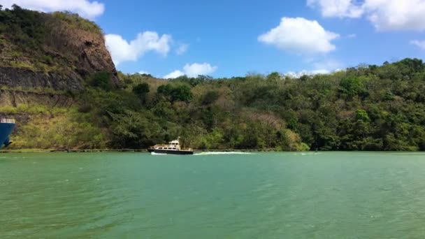 パナマ運河内の小さなボートから巨大なパナマックスタンカーに移動するパノラマショット — ストック動画