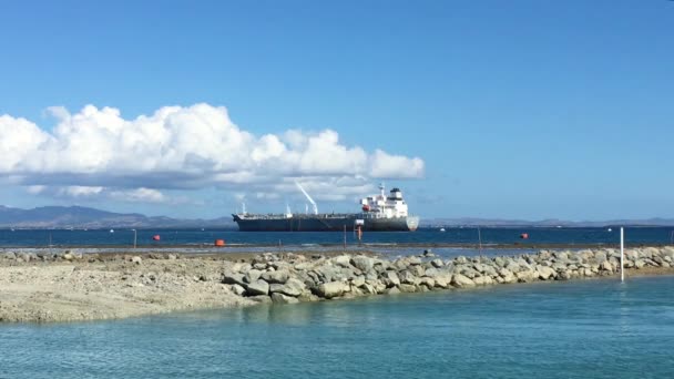 Velký Tanker Loď Kotvící Pobřeží Pěkný Den Modrou Oblohou Pěkné — Stock video