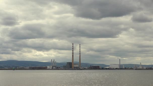 Emblématique Horizon Industriel Poolbeg Dublin Irlande Après Midi Été Calme — Video