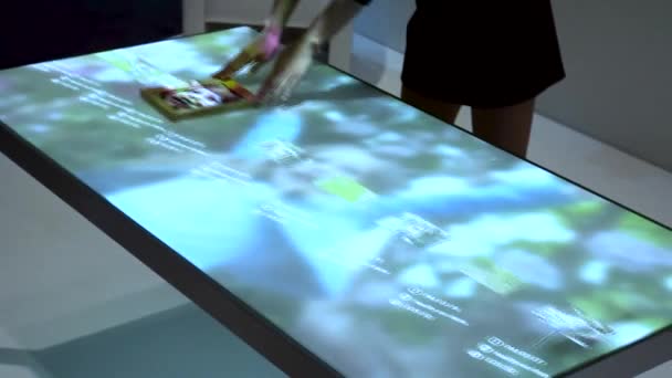 Table Intelligente Interactive Qui Permet Aux Utilisateurs Interagir Avec Leurs — Video