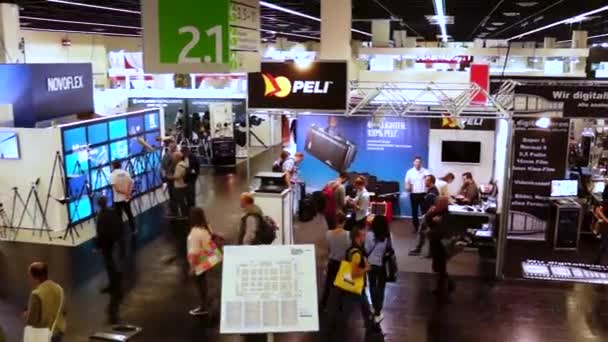 Turun Eskalator Ruang Pameran Perdagangan Yang Sibuk Photokina — Stok Video