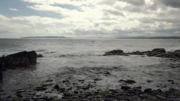 Una Giornata Mite Nuvolosa Piccole Onde Riversano Sulla Spiaggia Rocciosa — Video Stock