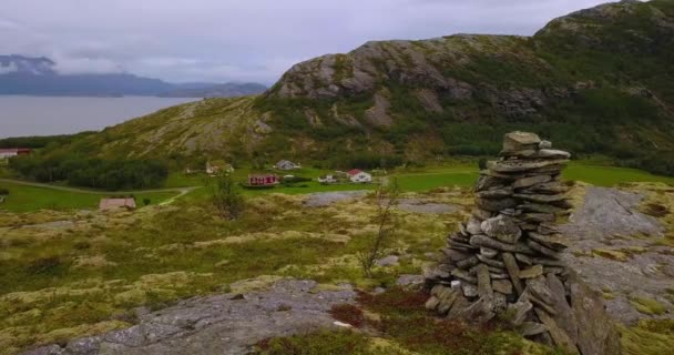 Ein Cairn Auf Dem Gipfel Eines Norwegischen Berges — Stockvideo