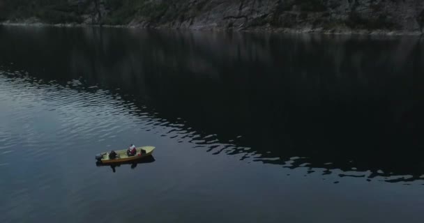 Liten Båt Som Fiskar Norsk Fjord — Stockvideo