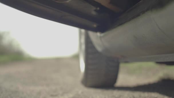 Plan Angle Bas Une Botte Doc Martens Sortant Une Mazda — Video