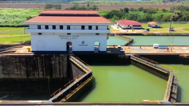 Miraflores Locks Opening Water Level Equalized Tree Sailboats Passing Locks — Stock Video