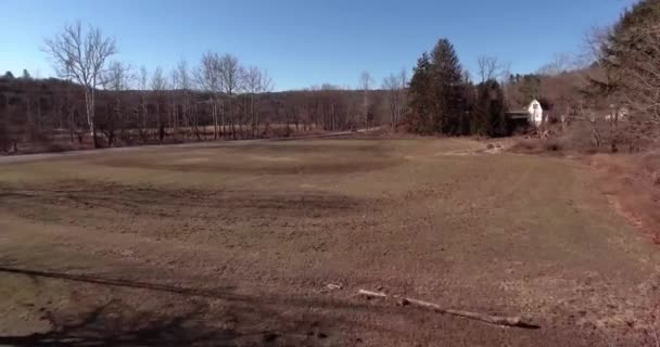 ドローン4K映像キャッツキルヒルズファームランド池の上を飛ぶ — ストック動画