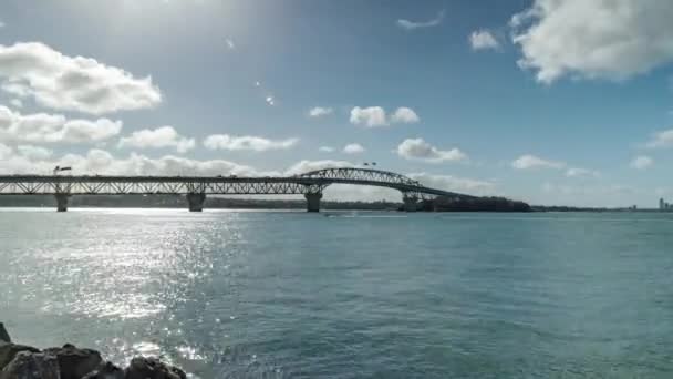 タイムラプス オークランドハーバーブリッジと水と雲 — ストック動画