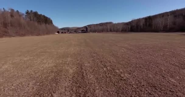 Drone Filmación Catskills Hills Vuela Sobre Granja Baja Aproximación — Vídeos de Stock