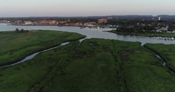 Drone Footage Bateaux Survolent Port Clé Dans Approche Terrestre — Video
