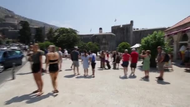 Kamerası Görüntüleri Dubrovnik Teki Eski Kasaba Kapısına Doğru Yürüyor — Stok video