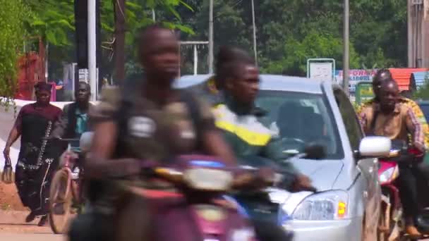 Gran Tráfico Coches Motocicletas Una Avenida Ouagadougou Burkina Faso — Vídeo de stock